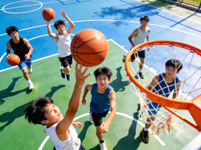 青少年在校园篮球场上进行友谊赛 - 学生们充满活力地打篮球
